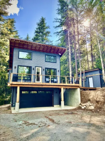 Custom Cabin: Great Location, Hot Tub, & More!