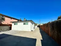 Stylish 2 BR house close to the beaches and L.A. city life!