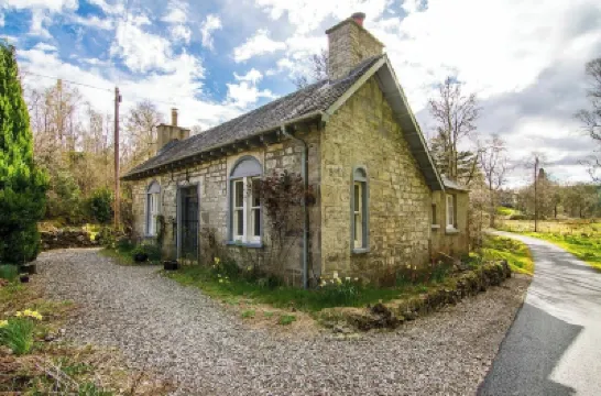 The Lodge at Duchray Castle.  Perfect for family with 3 small children. 酒店