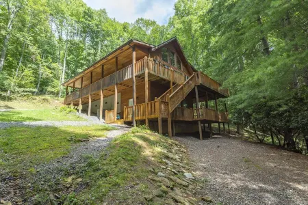 Sunrise Retreat! Hot Tub+FirePit, Fireplace, Game Room, Resort Access, Skiing!