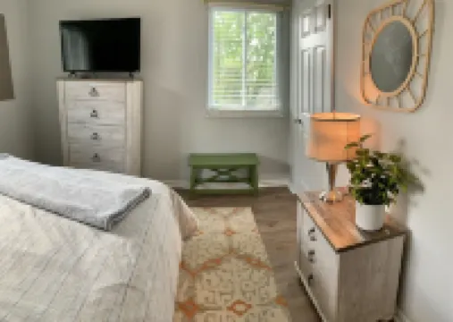 POOL, PARKING, 2BR 2 BA, walk to town! Hotels in 