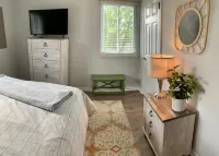 POOL, PARKING, 2BR 2 BA, walk to town!