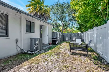 Spacious and Bright 2bed, washer/dryer, back yard