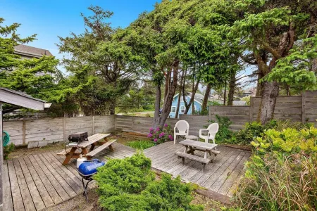 Oceanfront 6Br Home in the Heart of Manzanita. Escape Your Troubles Here!