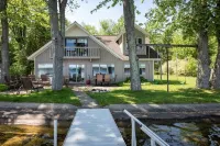 Lavish Lakehouse - Steps to Water-Kayaks, Dock & Boat Hoist, BBQ-Boaters Welcome