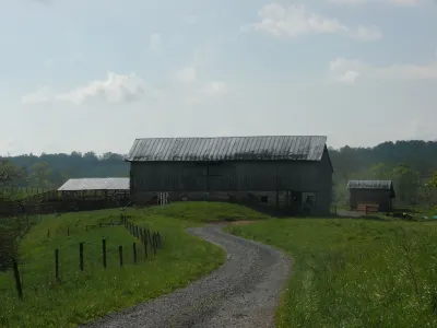 Quaint Country Cottage, Mountain Views, VT/Radford/VA Families Haven!