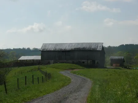 Quaint Country Cottage, Mountain Views, VT/Radford/VA Families Haven!