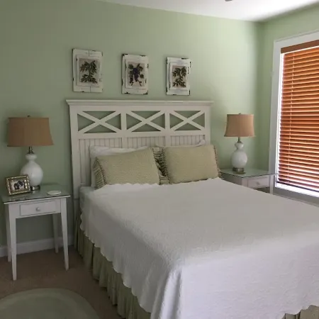 Great Rate/Pet Friendly/Panoramic view of the sound, walk to the beach.