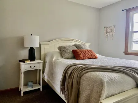 Country Getaway, 2- bedroom, Jacuzzi, fire ring