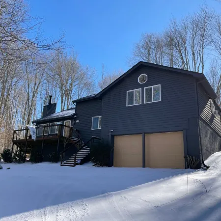 Private & pet-friendly mountain escape with fenced-in yard ✺ 2 miles to resort