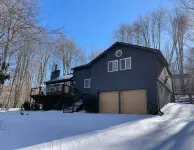 Private & pet-friendly mountain escape with fenced-in yard ✺ 2 miles to resort