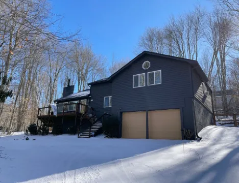 Private & pet-friendly mountain escape with fenced-in yard ✺ 2 miles to resort