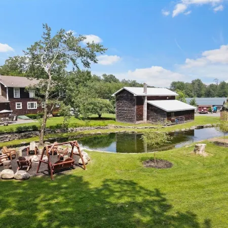 Spacious Colonial with 9 Beds, Streamside Access and Close to All Attractions