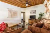 Cozy ranch guest house on 300 acre Ranch, pets okBig Thicket National Preserve 哈丁縣住宿飯店