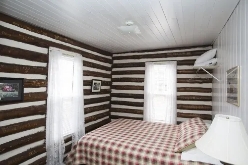 Historic one bedroom log cabin