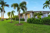 Waterfront Perfection! Beautiful New Dock, Heated Saltwater Pool and Spa. Hotel in zona Endless Summer Adventures