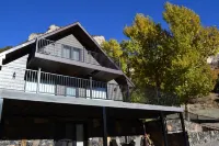 Luxurious Lodging in the Wind River Canyon