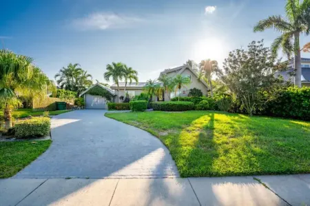 New!Waterfront Pool+Cabana+GameRoom AmazingViews Отели рядом с достопримечательностью «Hideaway Beach»