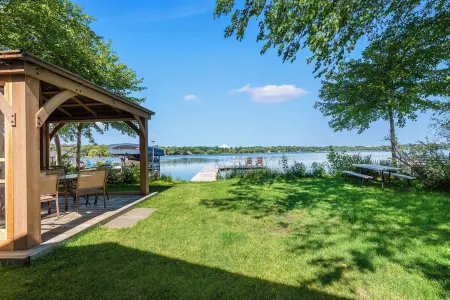 Waterfront w/ Private Pier! Excellent Fishing Year Round! Sunsets & Swimming