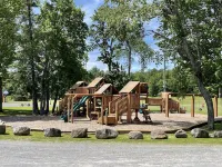ADK Lake House Vacation, Cozy 5 Bedroom & 2 Bath ウェッブのホテル