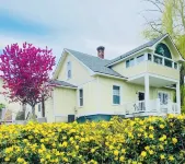 Charming craftsman 3-bedroom, home with AC and hot tub in downtown Prosser WA! 워싱턴 주립대학 - 이리게이티드 애그리컬쳐 리서치 앤드 엑스텐시온 센터 주변 호텔