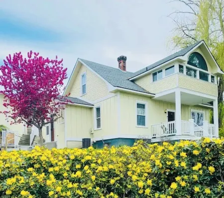 Charming craftsman 3-bedroom, home with AC and hot tub in downtown Prosser WA! Отели в г. Проссер