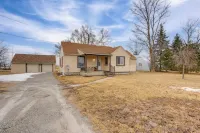 Rural Retreat Near Golf Courses in Ottawa Lake! Hotels in Dundee