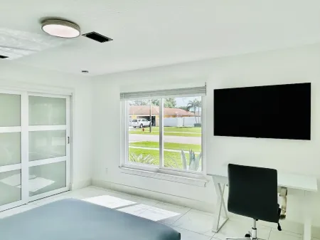 This Charming 3-bedroom house in Royal Palm Beach offers comfort and style! Отели рядом с достопримечательностью «Royal Palm Beach Commons Park»