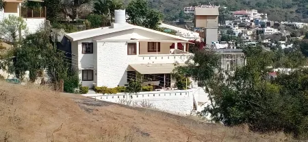 The Abu Villa Отели рядом с достопримечательностью «Пандав Бгаван Комплекс»