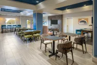 Holiday Inn Express & Suites Orlando International Airport Hotels in Belle Isle