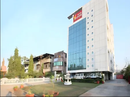 Hotel Tanish Residency Отели рядом с достопримечательностью «Sri Sri Radha Madanmohan Temple»