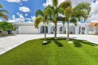 Waterfront 4-bedroom Pool house in fantastic Apollo Beach with AC, WiFi Hotels in Apollo Beach