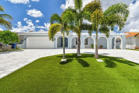 Waterfront 4-bedroom Pool house in fantastic Apollo Beach with AC, WiFi Отели в г. Apollo Beach