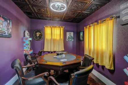 New!  Hidden- Speakeasy-penny floor. 3bd 3bath Boat dock & Walk 2 town FABULOUS Отели в г. Matlacha