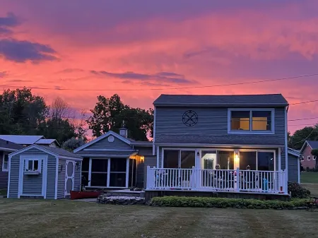 3 bedroom waterfront house with large yard and Gorgeous view of Braddocks Bay Отели в г. Грис