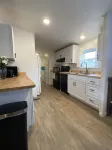 Super Clean, Cozy 3 Bedroom 2 Bath, Sleeps 6 close to Hereth Park