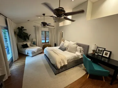 Spacious 5-bedroom house in delightful Greenville 10 minutes from downtown