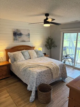 Beautiful Southport, Golf Frontage & Oak Island Beach club .New Quartz counters