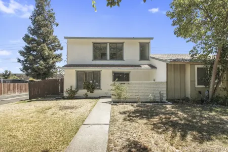 Cozy Remodeled Home close to main freeways and marina!