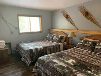 Newly renovated, hot tub and 1 mile from town, across from Holimont!