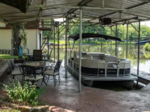 Family and pet friendly lake house on a quiet cove on Lake LBJ