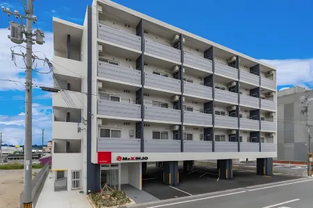 Mr.KINJO in GRAND BLUE CHATAN Отели рядом с достопримечательностью «Elsoltown Okinawa»