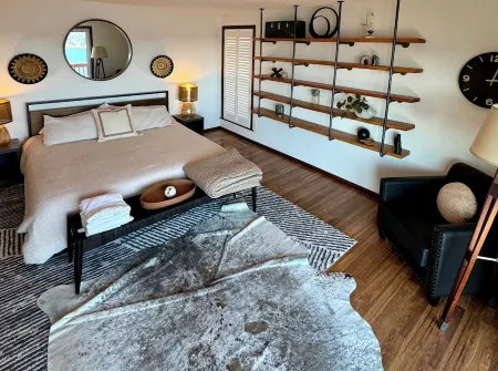 Cliff house with 5 king bedrooms, Sauna, and 2 Hot Tubs!