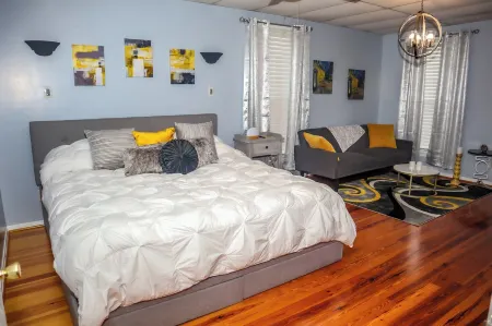 Downtown Cozy 2 Br Apt - 4Min Drive MardiGras Park