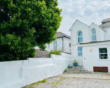 Host & Stay - Sail Loft