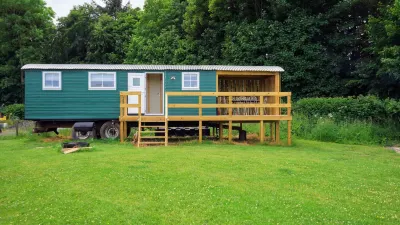 Unique Upcycled Straw Trailer Westcote The Capon tree附近的飯店