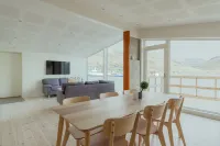 Seaside Nest - Charming Waterfront Retreat