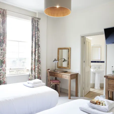 The Kings Arms Hotel Отели в г. Мелкшем