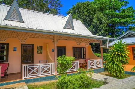 Bernique Guesthouse Отели рядом с достопримечательностью «Анс Саурс Дарджент»