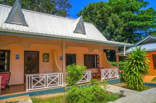 Bernique Guesthouse Hotels in Felicite
